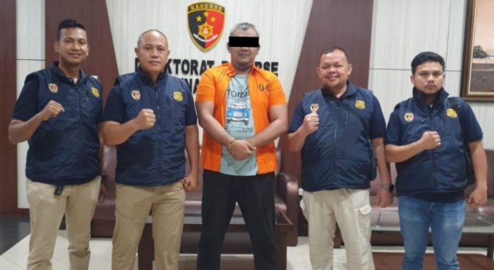 Tersangka Kasus Penggelapan Uang Milik Mualem diserahkan ke Jaksa, Selasa (5/9/2023). Foto: Humas Polda Aceh.