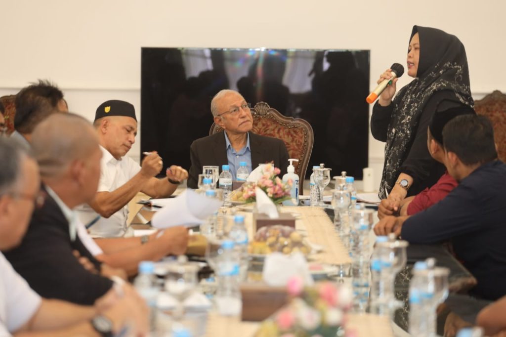 12 korban pelanggaran HAM peristiwa Rumoh Geudong menemui Wali Nanggroe PYM Malik Mahmud Alhaythar di Istana Wali, Aceh Besar, Rabu (6/9/2023). Foto: Ho for Komparatif.ID.