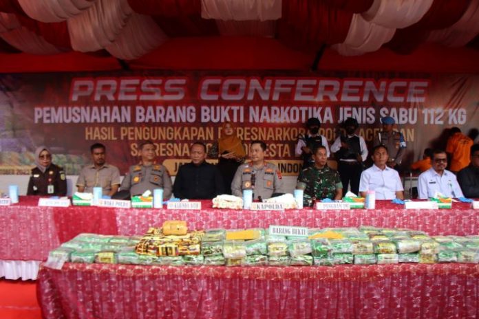 Polda Aceh memusnahkan barang bukti 112 kg sabu di Mapolda Aceh, Banda Aceh, Rabu (11/10/2023). Foto: Ho for Komparatif.ID.