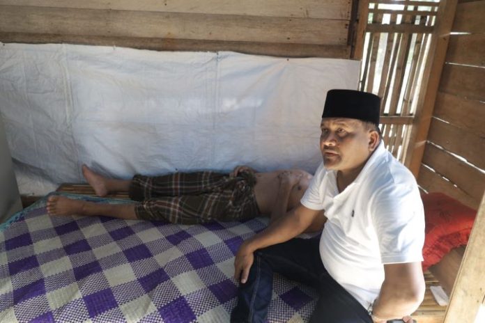 H Muklis H. Mukhlis saat mengunjungi penderita stroke M. Daud di Gampong Jangka Alue Bi Pusong, Kecamatan Jangka, Senin (3/9/2023). Foto: Ho for Komparatif.ID.