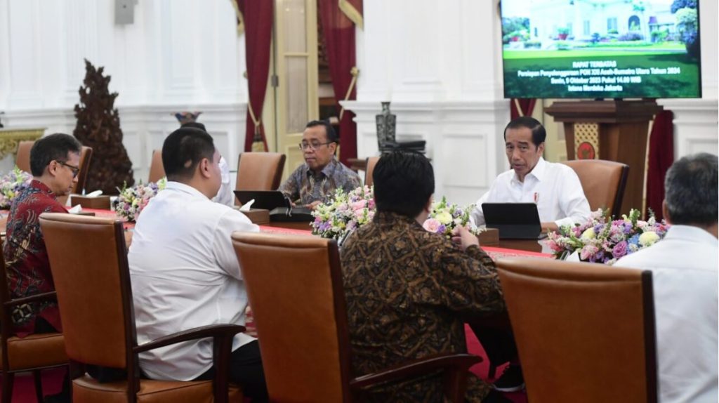 pembangunan venue PON Aceh gunakan APBA, Presiden Jokowi saat memimpin rapat terbatas (ratas) persiapan PON XXI Aceh-Sumut 2024 di Istana Merdeka, Jakarta, Senin (9/10/2023). Foto: Foto: BPMI Setpres/Lukas