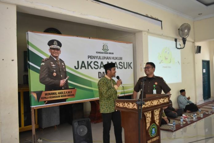 Kejari Bireuen Kasi Intelijen Kejari Bireuen Abdi Fikri SH, MH saat berdiskusi dengan salah satu pengajar Pesantren Terpadu Al-Muslim pada acara penyuluhan hukum Jaksa Masuk Dayah, Selasa (11/20/2023). Foto: Ho for Komparatif.ID.