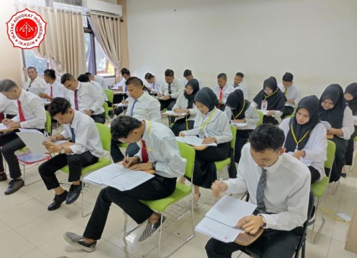 IKADIN Aceh IKADIN Aceh menggelar Pendidikan Kemahiran Advokat (PKA) di Ruang Sidang Fakultas Syariah dan Hukum UIN Ar-Raniry pada Sabtu (28/10/2023). Foto: Ho for Komparatif.ID.