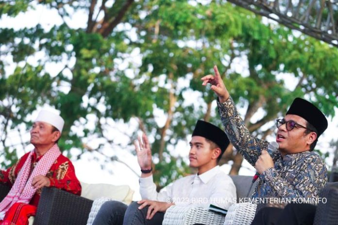 Wamenkominfo Nezar Patria pada Parade Budaya dan Festival Santri 2023 yang digelar di Pondok Pesantren Cadangpinggan, Indramayu, Jawa Barat pada Jumat (20/10/2023). Foto: Kominfo.