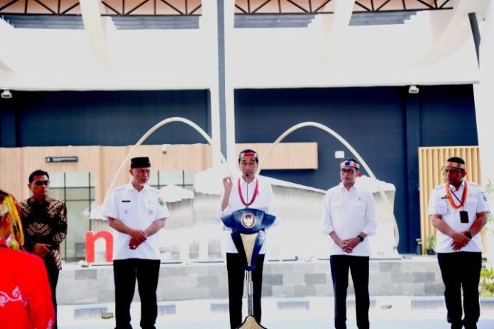 jokowi resmikan bandara terluar indonesia Bandara terluar Indonesia. Presiden Joko Widodo meresmikan Bandar Udara Mentawai di Kabupaten Kepulauan Mentawai, Provinsi Sumatra Barat, pada Rabu (25/10/2023). Foto: BPMI Setpres/Rusman.