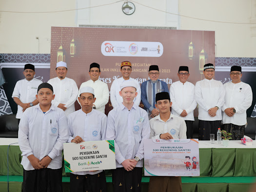 OJK Aceh OJK Aceh buka 1.000 rekening gratis untuk santri Mudi Mesra pada acara peringatan Bulan Inklusi Keuangan (BIK) 2023 di Bireuen, Minggu (22/10/2023). Foto: Ho for Komparatif.ID.