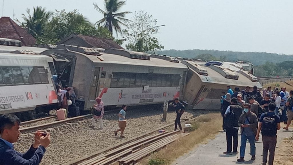 KA Argo Semeru dan KA Argo Wilis anjlok di Wates, Yogyakarta, Selasa (17/10/2023). Foto: BPBD DIY.