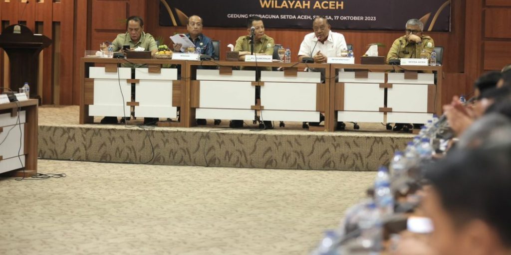 Ketua Umum KONI Pusat Marciano Norman bersama Gubernur Aceh Achmad Marzuki dan Sekda Bustami pada Rapat Persiapan Penyelenggaraan PON XXI Tahun 2024 Wilayah Aceh di Gedung Serbaguna Setda Aceh, Banda Aceh, Selasa (17/10/2023). Foto: Humas.