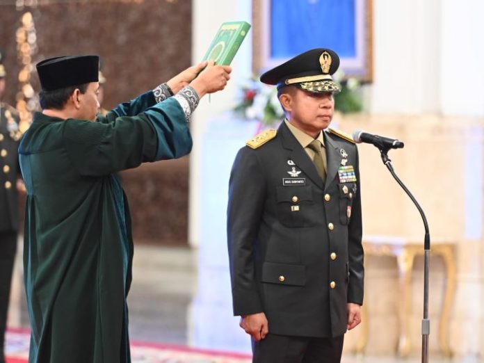 KSAD Jenderal TNI Agus Subiyanto saat dilantik sebagai Kepala Staf TNI Angkatan Darat (KSAD) oleh Presiden Jokowi di Istana Negara, Jumat (27/10/2023). Foto: BPMI Setpres/Kris.
