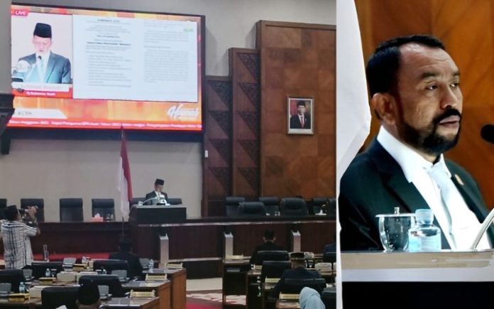 Pj Gubernur Aceh Achmad Marzuki saat penyampaian pendapat akhir dan penandatangan berita acara persetujuan bersama Raqan APBA-P 2023 di Gedung Utama DPR Aceh, Banda Aceh, Sabtu (30/9/2023) malam. Foto: Komparatif.ID/Fuad Saputra.