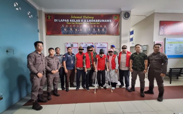 Kejari Lhokseumawe tetapkan 5 tersangka kasus dugaan korupsi korupsi pungutan Pajak Penerangan Jalan (PPJ), salah satunya eks kepala BPKD Lhokseumawe, Kamis (12/10/2023). Foto: Ho for Komparatif.ID.