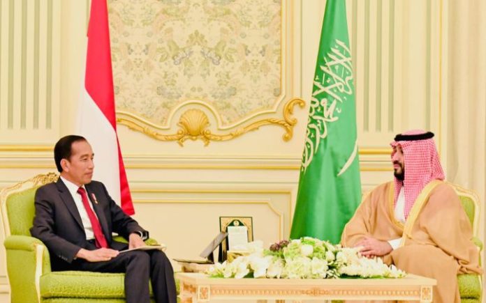 Presiden Jokowi saat bertemu Putra Mahkota Arab Saudi Mohammed bin Salman al-Saud (MBS), pada Kamis (19/10/2023). Indonesia mendapatkan 20 ribu kuota haji tambahan pada 2024. Foto: BPMI Setpres.