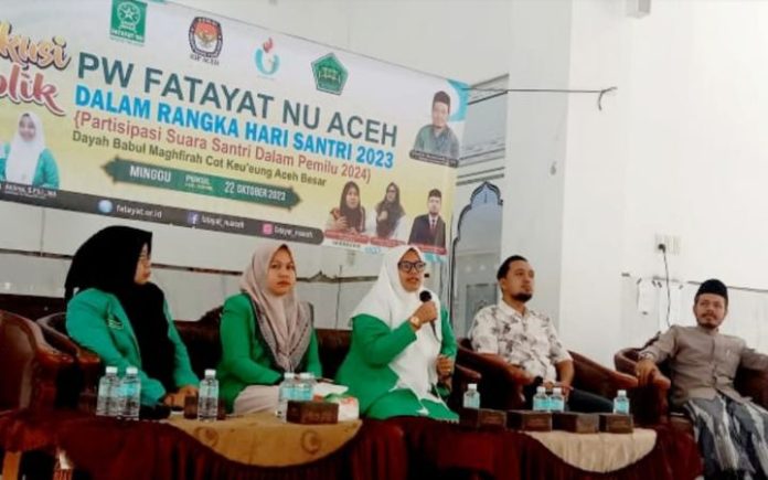 Pengurus Fatayat NU Aceh Bidang Hukum, Politik, dan Advokasi Muazzinah saat menyampaikan materi diskusi publik di Dayah Babul Maghfirah, Cot Keueng, Aceh Besar, Minggu (22/10/2023). Foto: Ho for Komparatif.ID