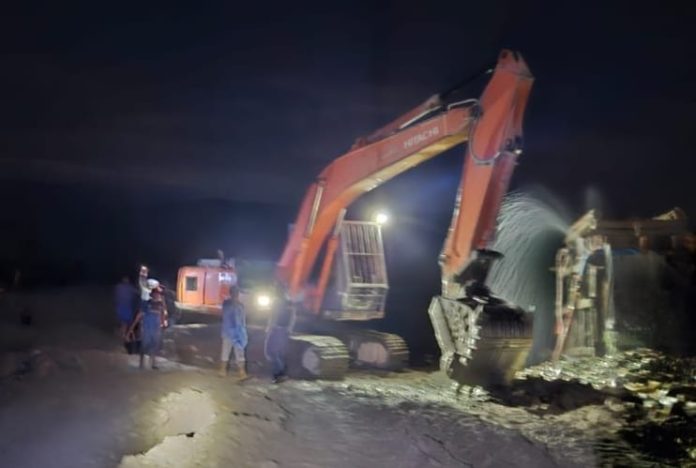 WhatsApp Image 2023-10-30 at 12.49.00 Polda Aceh mengamankan satu unit ekskavator (mesin pengeruk) di lokasi tambang ilegal di Desa Tuwi Bunta, Kecamatan Beutong, Nagan Raya, Minggu (29/10/2023). Foto: Ho for Komparatif.ID.