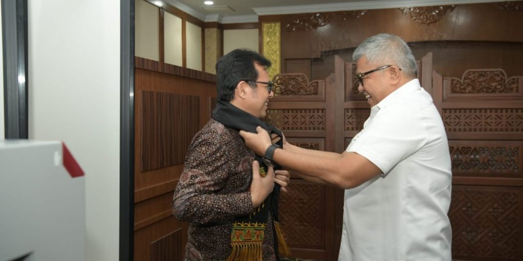 Sekda Aceh Bustami, saat menyambut kedatangan Wakil Menteri Komunikasi dan Informatika RI, Nezar Patria, di ruang VIP Bandara Internasional Sultan Iskandar Muda, Blang Bintang, Aceh Besar, Rabu (25/10/2023). Foto: Humas Aceh.