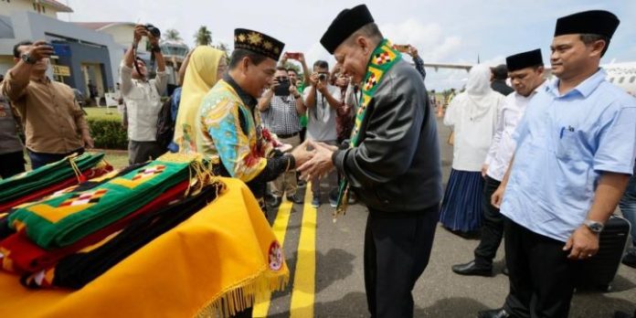 MTQ XXXVI ke-36 Aceh. Penjabat Gubernur Aceh Achmad Marzuki disambut langsung oleh Penjabat Bupati Simeulue Ahmadliyah saat tiba di Bandara Lasikin, Sinabang, Sabtu (25/11/2023) pagi. Foto: Humas Aceh.