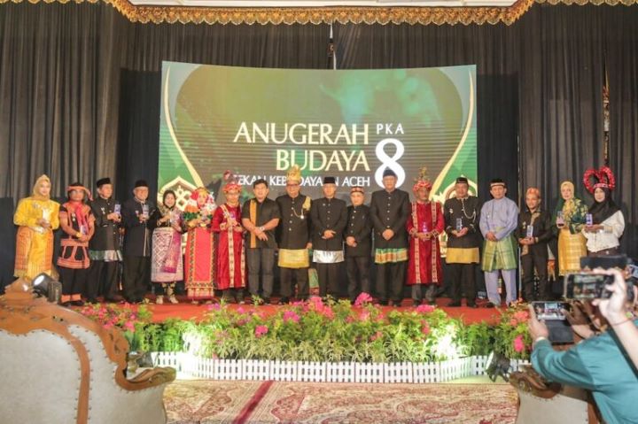 Lembaga Wali Nanggroe menyerahkan anugerah budaya kepada 13 tokoh yang berjasa di dunia seni, adat, dan budaya. Foto: PKA-8.