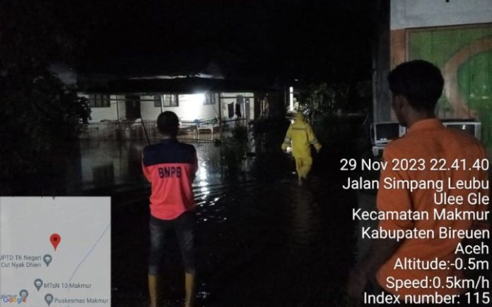 Banjir bireuen Kondisi banjir di jalan simpang Leubeu, Ulee Gle, Kecamatan Makmur, Bireuen pada Rabu (29/11/2023) pukul 22.41 WIB malam. Foto: BPBD Bireuen.