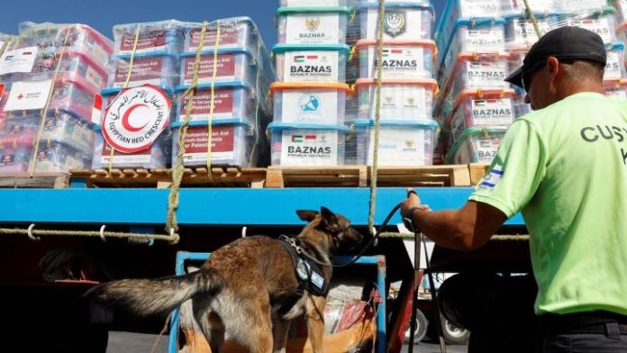 Bantuan Indonesia tertahan di Mesir bantuan indonesia, Petugas bea cukai Israel memeriksa truk berisi bantuan kemanusiaan asal Indonesia menuju Gaza, di penyeberangan perbatasan Nitzana, Israel pada Kamis (9/11/2023). Foto: REUTERS/Evelyn Hockstein.