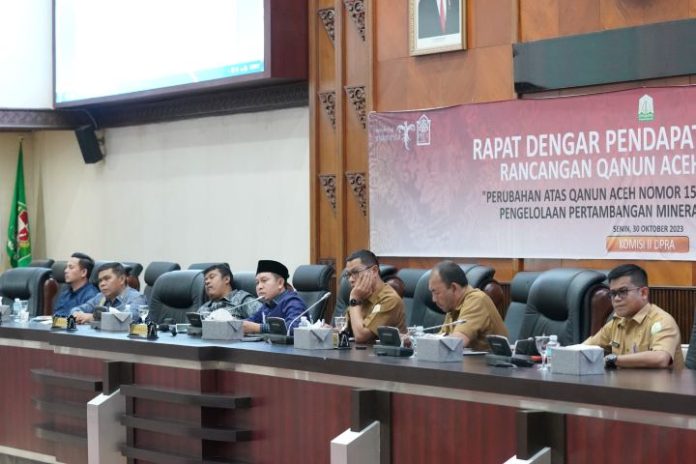 Komisi II DPR Aceh menggelar RDPU Raqan Perubahan Qanun Aceh Nomor 15 tahun 2013 tentang pengelolaan pertambangan mineral dan batubara, Senin (30/10/2023). Foto: Humas.