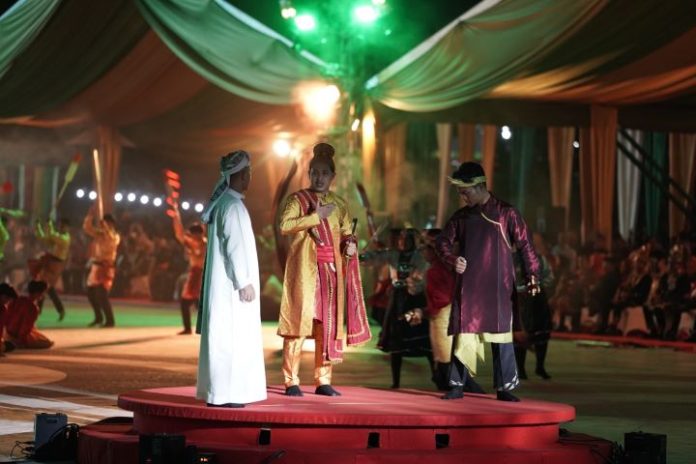 Drama Tari musikal Hikmah Angen 500 penari drama tari musikal Hikmah Angen menghipnotis penonton malam pembukaan PKA-8 di Taman Sulthanah Safiatuddin, Banda Aceh, Sabtu (4/11/2023) malam. Foto: MC PKA.