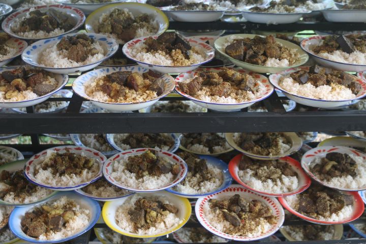 Ratusan piring makanan disajikan dalam acara khanduri blang bagian dari Pekan Kebudayaan Aceh (PKA) ke-8 di Desa Baet Lampuot, Kecamatan Suka Makmur, Aceh Besar. Foto: Komparatif.ID/Fuad Saputra.