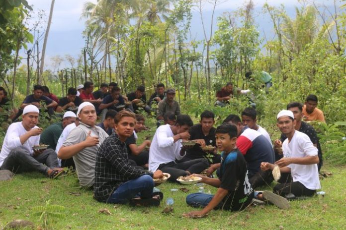 Khanduri Blang Masyarakat menikmati makan bersama khanduri blang di Desa Baet Lampuot, Kecamatan Suka Makmur, Aceh Besar, Kamis (9/11/2023). Foto: Komparatif.ID/Rizki Aulia Ramadan.