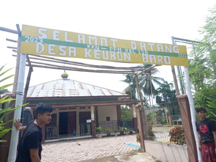 KKN PPM Unimal KKN PPM Unimal kelompok 156 membangun gapura dan plang nama gampong Desa Keubon Baro, Kecamatan Simpang Keuramat, Aceh Utara pada Senin (6/11/2023). Foto: Ho for Komparatif.ID.