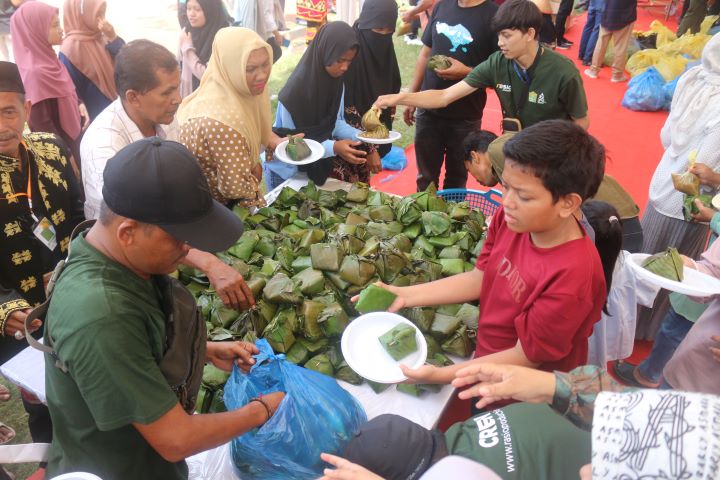 Masyarakat saat menikmati Kenduri Rakyat PKA 8 usai mengikuti Pawai Budaya di lapangan Blang Padang, Minggu (5/11/2023). Foto: Komparatif.ID/Rizki Aulia Ramadan.