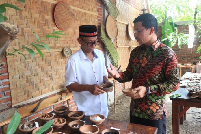 Ketua DPRK Banda Aceh Farid Nyak Umar saat mengunjungi pameran tunggal rempah dalam manuskrip Aceh di Ie Masen Kaye Adang, Minggu (5/11/2023). Foto: Ho for Komparatif.ID.