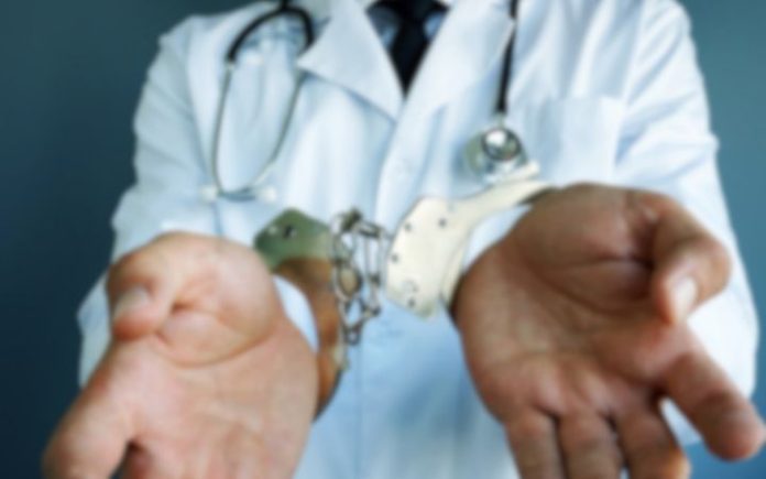 Malapraktik RSUD Aceh Tamiang RD (30) didampingi LBH Banda Aceh melaporkan EA, dokter obgyn RSUD Aceh Tamiang atas dugaan malapraktik yang menimpa dirinya. Foto: Getty Images.