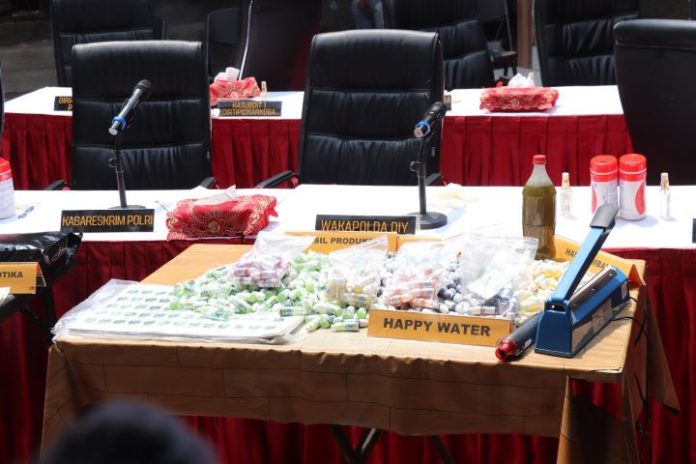 Bareskrim Polri bongkar sindikat narkotika dari rumah produksi di Bantul, Daerah Istimewa Yogyakarta (DIY). Foto: Ho for Komparatif.ID.