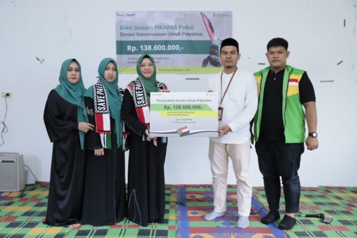 PIKABAS Ketua Pembina PIKABAS Rina Muhammad Syah saat menyerahkan bantuan kemanusiaan untuk masyarakat Palestina ke Yakesma Aceh, Jumat (10/11/2023). Foto: Ho for Komparatif.ID.