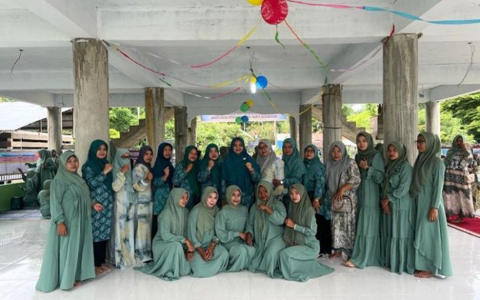 Pj Ketua TP-PKK Aceh Utara Nurmaziah SE.Ak, M.Si berfoto bersama kader PKK Gampong Gampong Ulee Blang, Kecamatan Pirak Timu usai penilaian gampong Gammawar pada Kamis (9/3/2023). Foto: Komparatif.ID/Fuad Saputra.