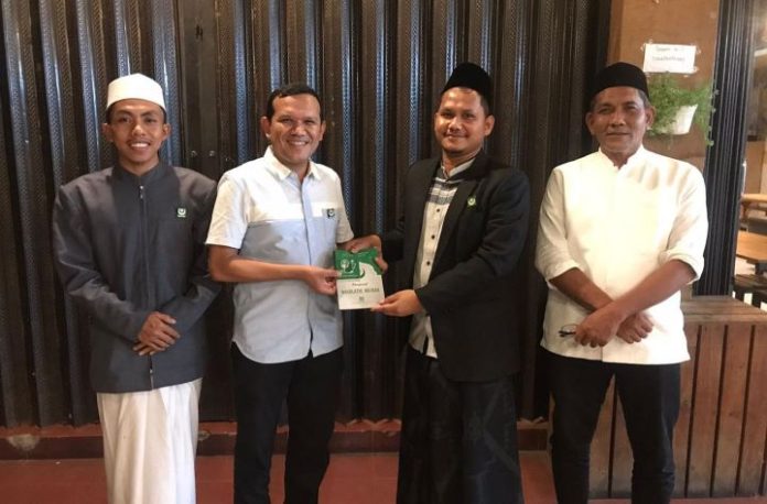 PWNW Aceh saat menyerahkan hadiah buku dan pin Nahdlatul Wathan kepada Ketua DPW Gerindra Aceh Fadhlullah, SE. Foto: Ho for Komparatif.ID.