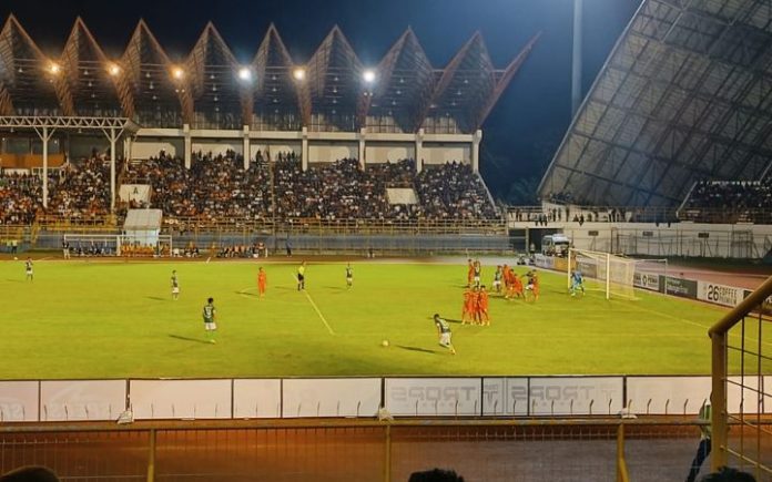 PSMS Medan berhasil menahan imbang Persiraja Banda Aceh tanpa gol pada lanjutan Pegadaian Liga 2 di Stadion Harapan Bangsa (SHB), Lhong Raya, Sabtu (18/11/2023) malam. Foto: Komparatif.ID/Fuad Saputra.