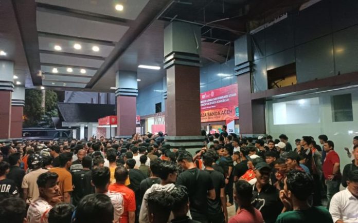 Ratusan fans Persiraja memadati akses keluar stadion Harapan Bangsa menunggu tim PSMS Medan keluar, Minggu (19/11/2023) dini hari. Foto: Komparatif.ID/Fuad Saputra.