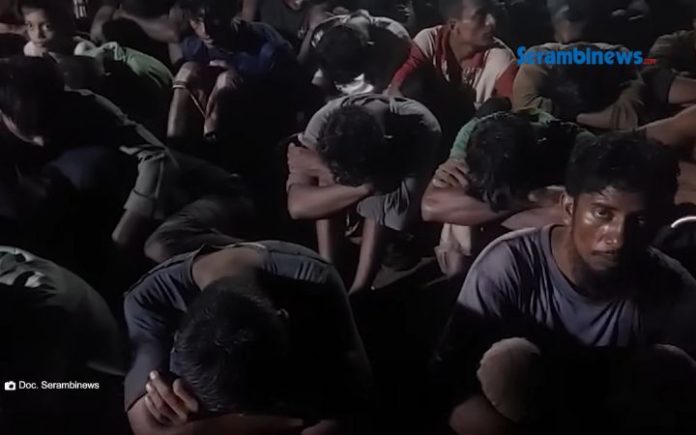 Ratusan pengungsi Rohingya kembali terdampar di Gandapura, Bireuen pada Minggu (19/11/2023) dini hari. Foto: Tangkapan layar Youtube Serambinews.