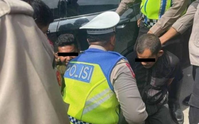 Sabu Personel Satlantas Polres Aceh Tamiang saat mengamankan pria asal Bireuen yang diduga membawa 10 Kg sabu-sabu di Aceh Tamiang, Rabu (29/11/2023). Foto: Ditlantas Polda Aceh.