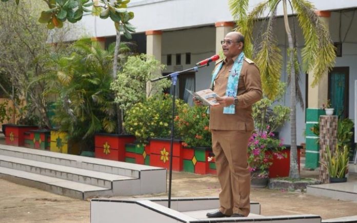 Pj Gubernur Bangka Belitung (Babel) Safrizal ZA saat memimpin apel ikrar netralitas ASN di SMA Negeri 1 Manggar, Belitung Timur (Beltim), Senin (27/11/2023). Foto: Humas Babel.