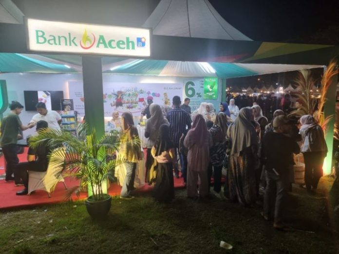 Stan Bank Aceh Syariah (BAS) di pagelaran Pekan Kebudayaan Aceh (PKA) ke-8. Foto: Ho for Komparatif.ID.
