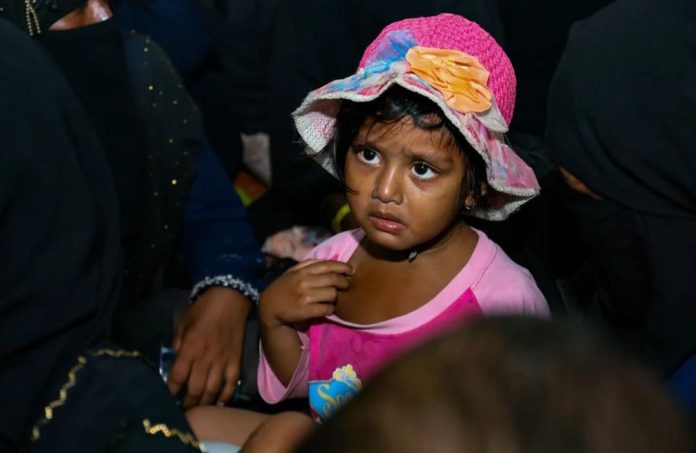 Seorang anak pengungsi Rohingya, di antara ratusan pengungsi yang baru tiba di Pelabuhan Ule Lheue, Banda Aceh, Rabu (22/11/2023) malam. Mereka akan diangkut ke Kota Lhokseumawe dan ditempatkan di penampungan sementara. Foto: Dishub Aceh.