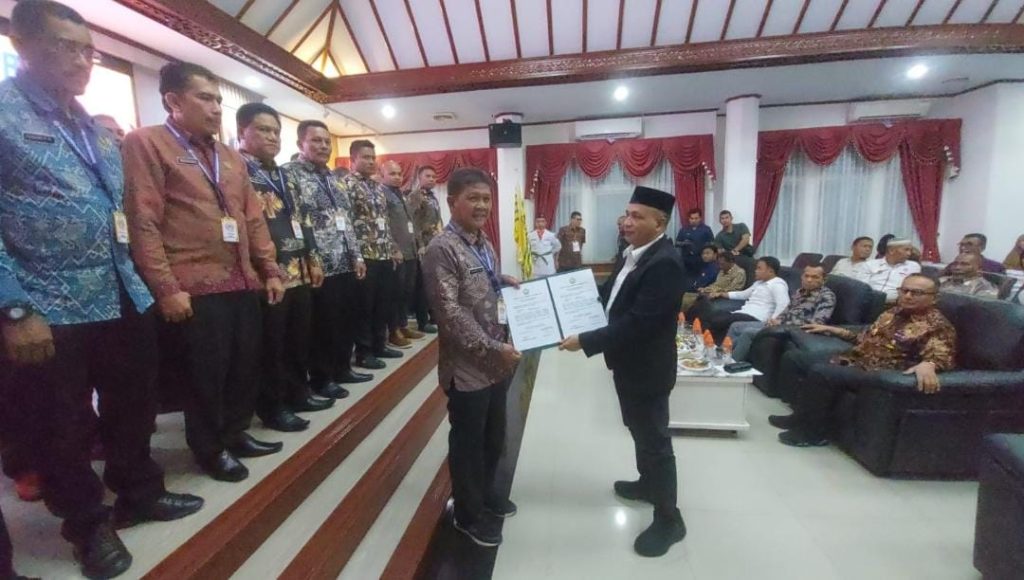 Ketua KONI Aceh Kamaruddin Abu Bakar (Abu Razak) saat melantik pengurus KONI Lhokseumawe periode 2023-2027. Foto: Ho for Komparatif.ID.
