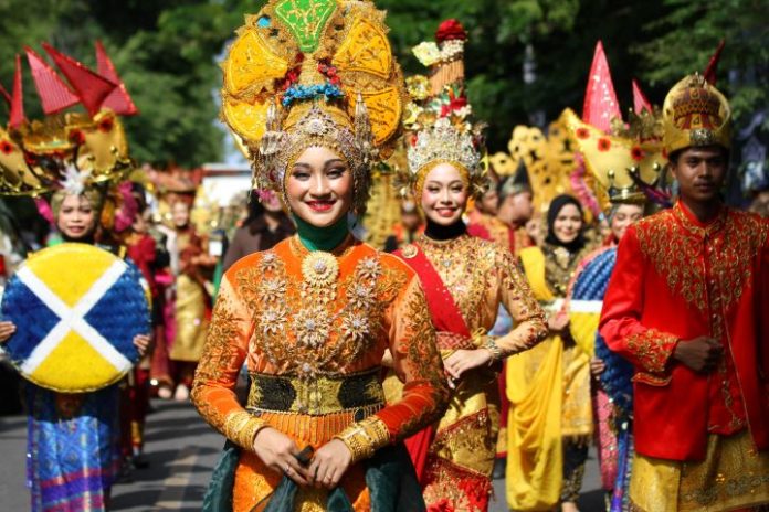 pawai budaya PKA 8 2.025 peserta meriahkan pawai budaya PKA 8 di Blang Padang, Banda Aceh, Minggu (5/11/2023). Foto: Komparatif.ID/Rizki Aulia Ramadan.