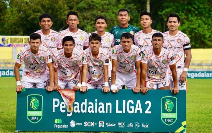 Skuad Persiraja berfoto bersama sebelum laga Pegadaian Liga 2 menghadapi Sada Sumut di stadion Stadion Baharoeddin Siregar, Lubuk Pakam, Sabtu (25/11/2023). Foto: Persiraja.