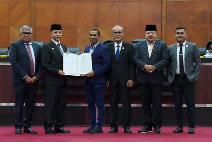 DPRA dan Pemerintah Aceh sepakat APBA 2024 sebesar 11 triliun rupiah. Dari kiri: Sekda Bustami Hamzah, Pj Gubernur Achmad Marzuki, Ketua DPRA Zulfadli, Wakil Ketua DPRA; Dalimi, Teuku Raja Keumangan, Safaruddin. Foto: Humas.