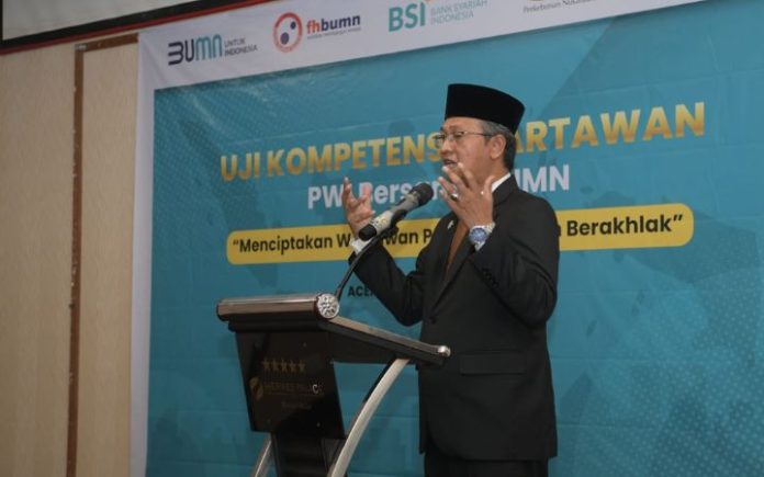 Ass III Setda Aceh pemerintah aceh, Asisten III Setda Aceh Dr. Iskandar, AP saat pembukaan Uji Kompetensi Wartawan (UKW) Persatuan Wartawan Indonesia (PWI) di Hermes Palace Hotel, Banda Aceh, Kamis (2812/2023). Foto: Ho for Komparatif.ID.