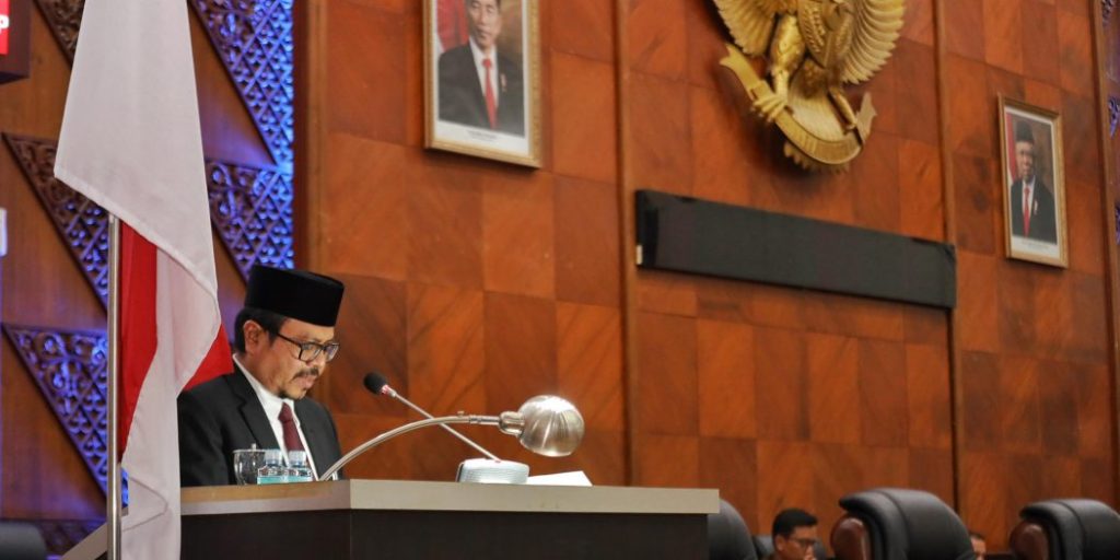 Raqan, Pemeritnah Aceh, Prolega 2024, Asisten I Sekda Aceh Azwardi Abdulah saat menyampaikan sambutan pada Paripurna DPR Aceh Tahun 2023 di Ruang Sidang Paripurna DPRA, Banda Aceh, Selasa (12/12/2023). Foto: Humas.