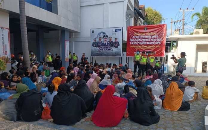 Demo Usir Rohingya (1) 7 Pengungsi Rohingya Melarikan Diri dari Penampungan di Aceh Barat, 135 pengungsi Rohingya dipindahkan ke Kantor Wilayah Kementerian Hukum dan HAM RI Aceh usai diusir mahasiswa dari Gedung Balai Meuseuraya Aceh, Selasa (27/12/2023). Foto: Komparatif.ID/Fuad Saputra. Pemkot Lhokseumawe Akan Pindahkan 92 Imigran Rohingya pada Desember