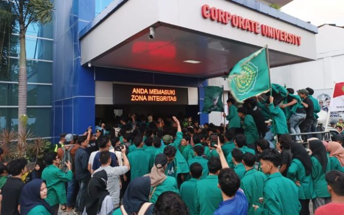 Ratusan mahasiswa dari berbagai kampus di Banda Aceh dan Aceh Besar menuntut Kemenkumham segera mendeportasi seluruh pengungsi Rohingya yang masih berada di Aceh, Rabu (27/12/2023). Foto: Komparatif.ID/Fuad Saputra.